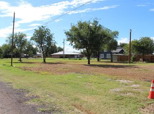 611 W C St, Munday, TX 76371
