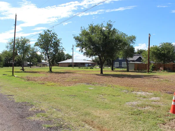 611 W C St, Munday, TX 76371