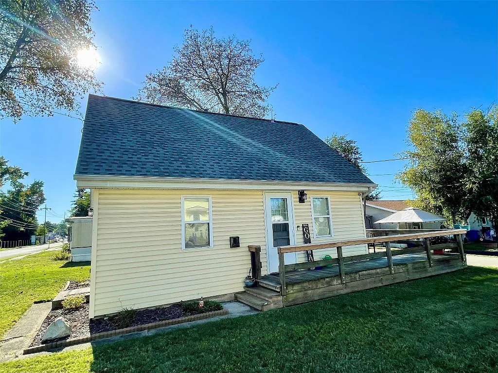 3330 North St photo 1