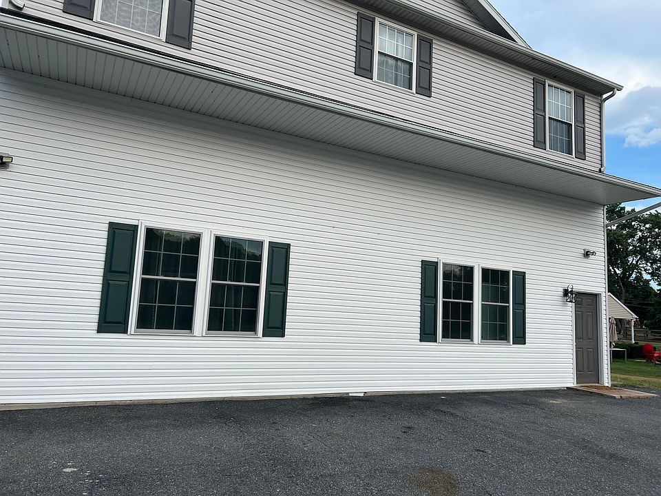 Available only first floor, second floor tenants are a very nice family w 2 middle schoolers