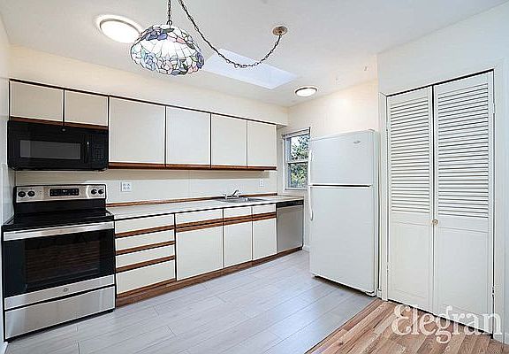 4th image of 94 1/2 Guernsey St Floor 2