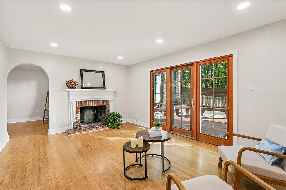 3 bed, 1301 sqft, $3,200 — Photo 3
