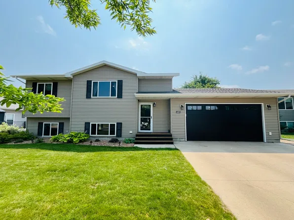 1207 13th Ave SW, Aberdeen, SD 57401