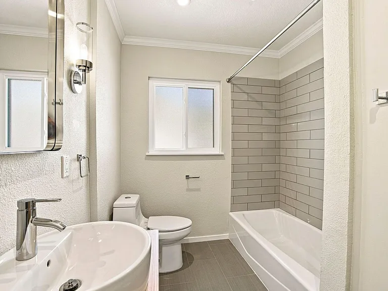 864 Erie St — Photo 22