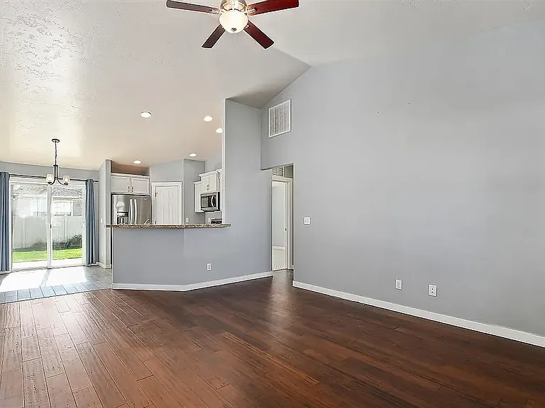 2114 N Rosedust Dr — Photo 2