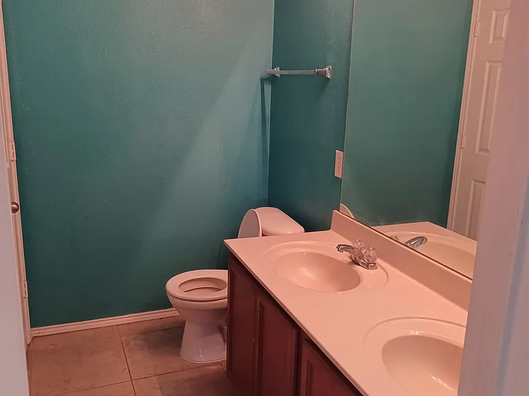 1728 Thorntree Ln — Photo 11