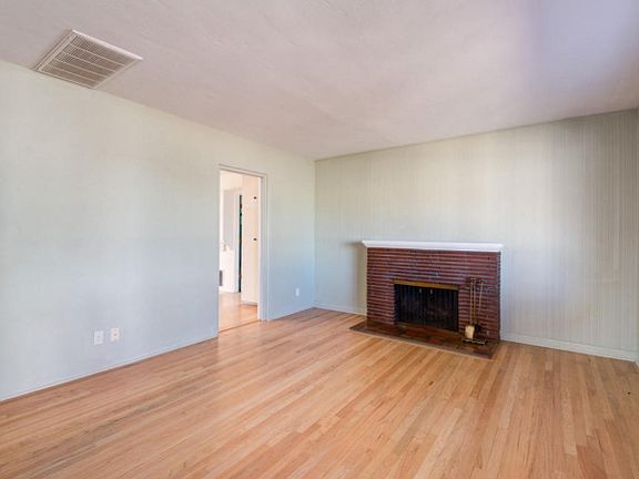 4th image of 1726 Solano Dr NE