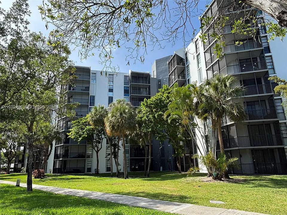 3301 N Country Club Dr #211