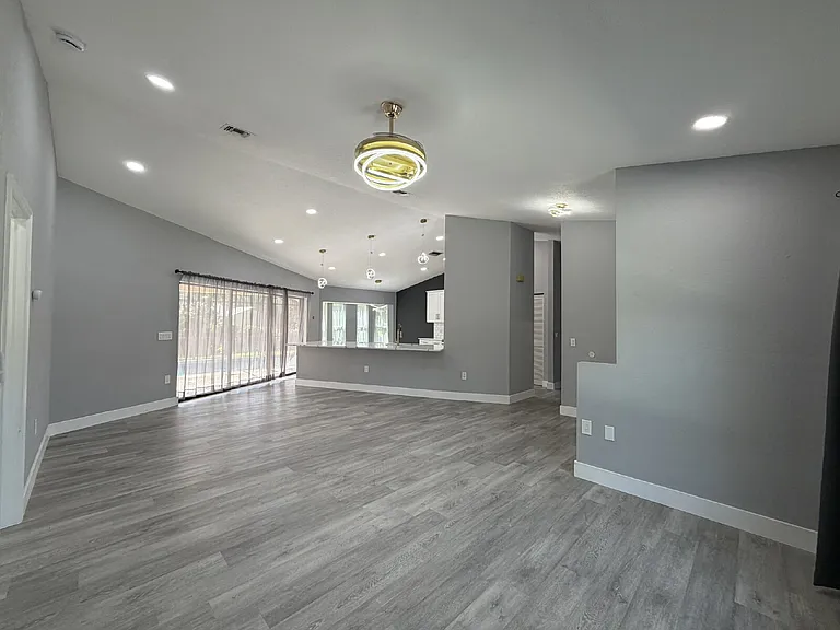 323 Aurora St NW — Photo 4