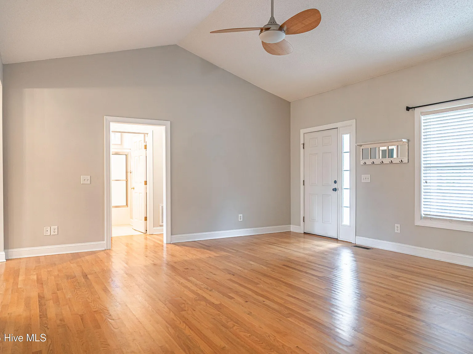 3 bed, 2.0 bath, 1498 sqft, $2,200 — Photo 4