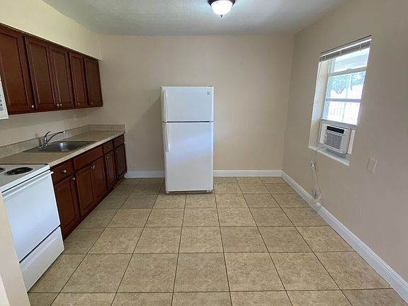 3rd image of 4820 Maine St APT 3