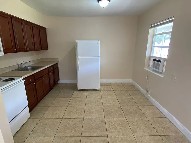 4820 Maine St — Photo 10