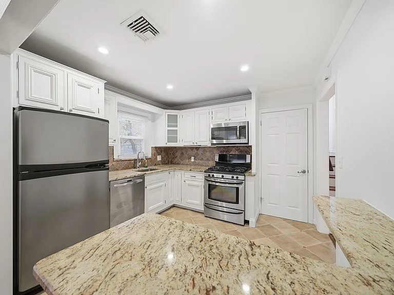 10 Lloyd Ave — Photo 9