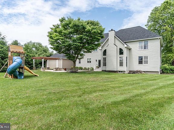 4th image of 3141 Fox Valley Dr