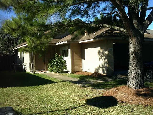 2 bed, 1.0 bath, 852 sqft, $1,569 — Photo 1