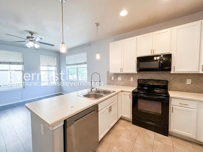 3 bed, 2.5 bath, 1360 sqft, $2,077 — Photo 4