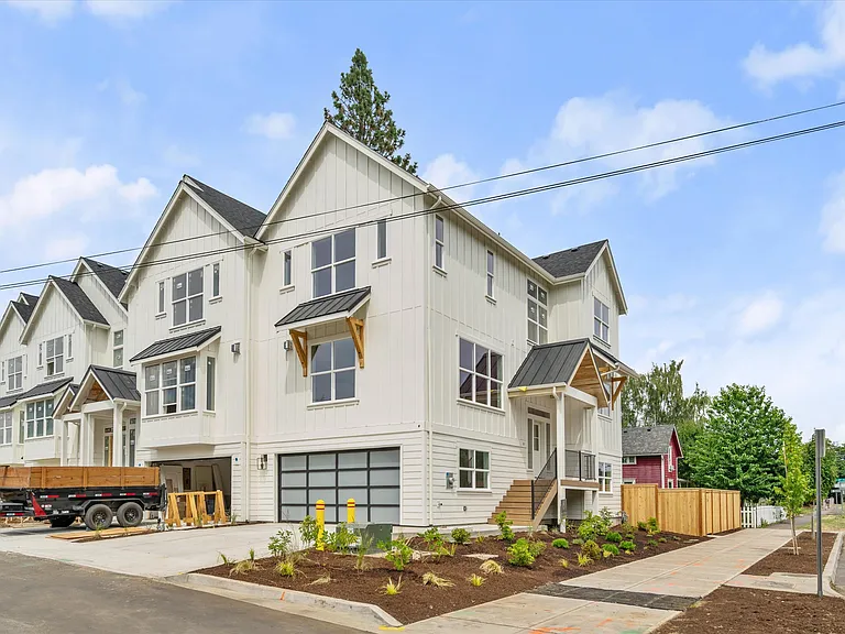 349 SE Walnut St — Photo 1