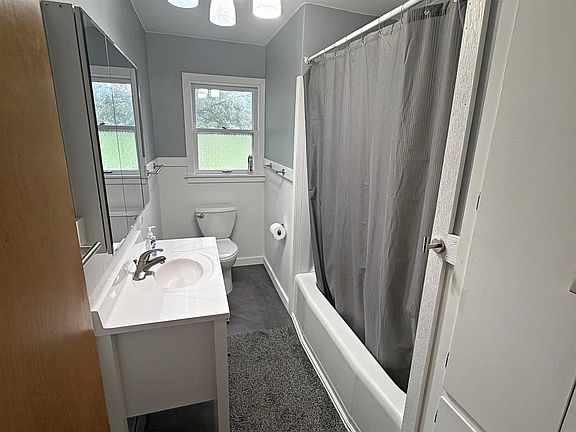 5th image of 111 E Elm St