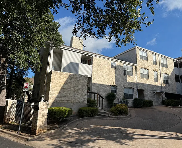 2 bed, 845 sqft, $2,499 — Photo 2