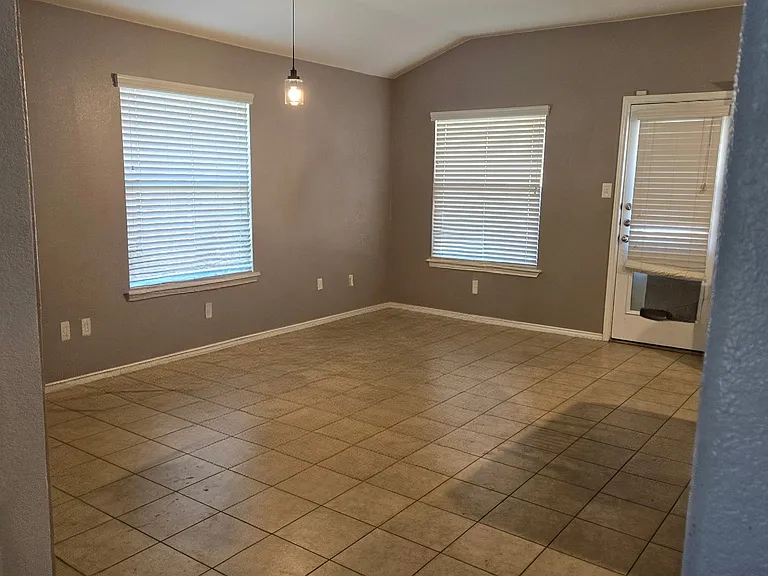 2104 Vernice Dr — Photo 6