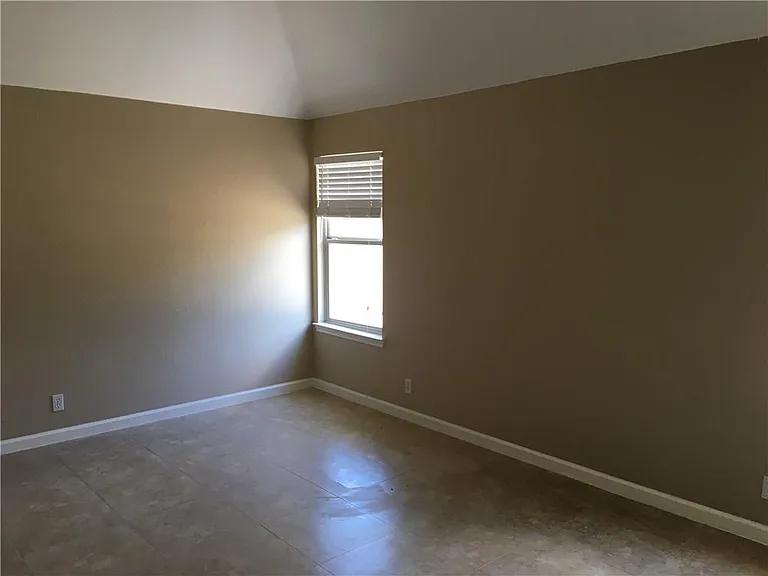 1105 Glendalough Dr — Photo 6