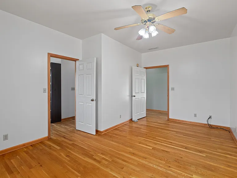 1221 Hawthorne Ln — Photo 26