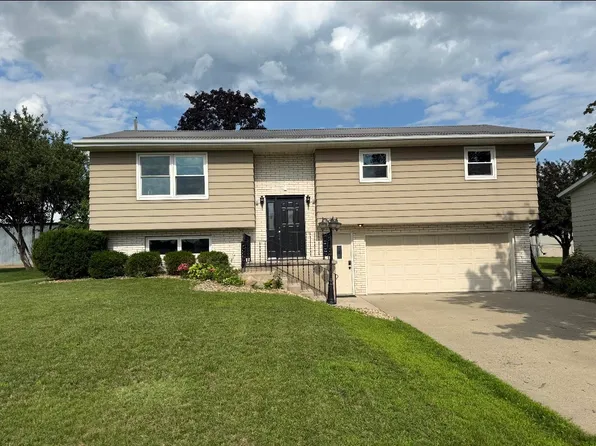 1019 8th St SE, Dyersville, IA 52040