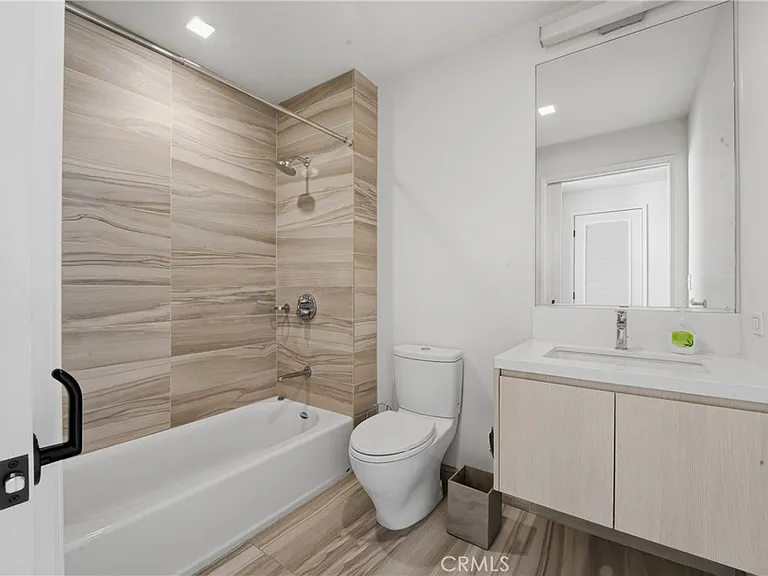 1050 S Grand #1801 — Photo 32