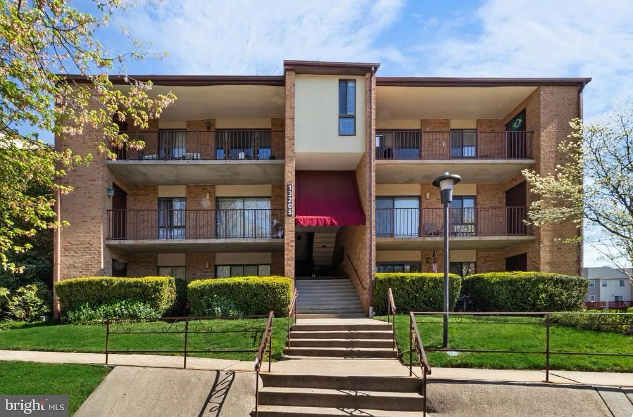 2 bed, 1004 sqft, $2,300 — Photo 1