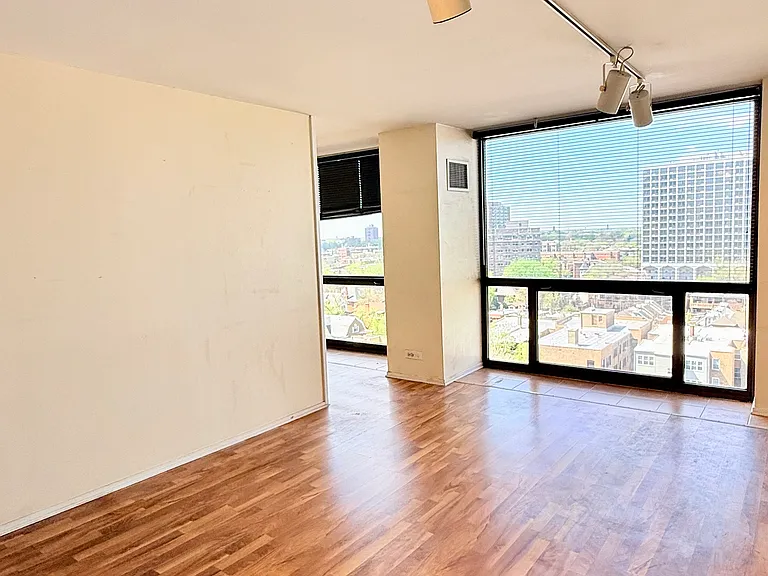 4343 N Clarendon Ave #1211 — Photo 2