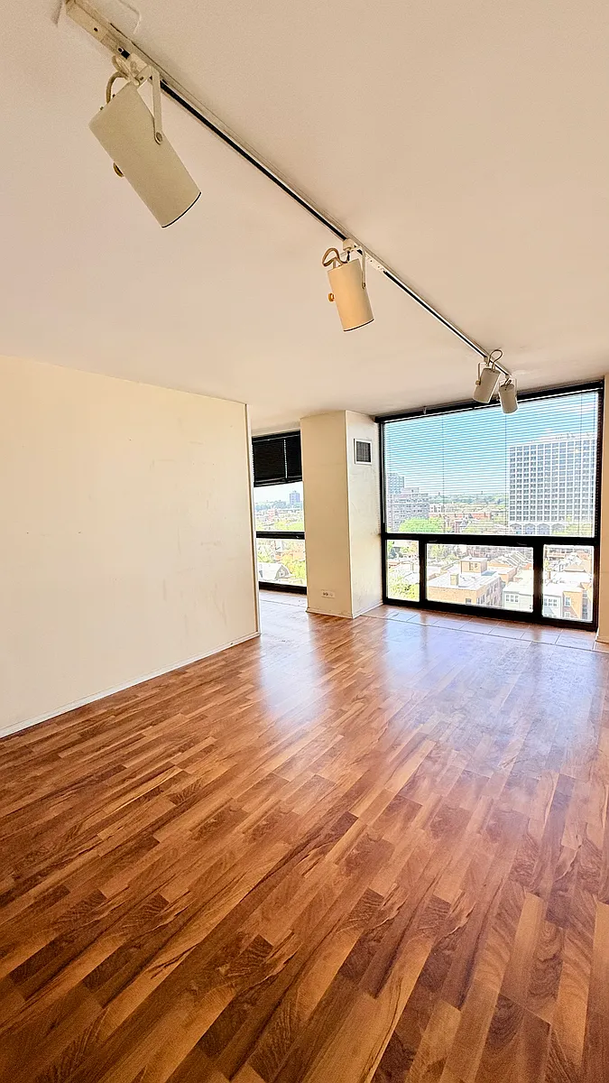 Building Photo - 4343 N Clarendon Ave #1211