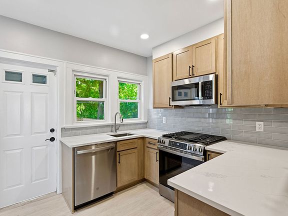 4th image of 526 Carroll Ave