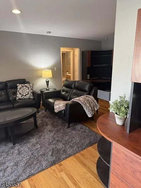 1 bed, 1.0 bath, $2,100 — Photo 4