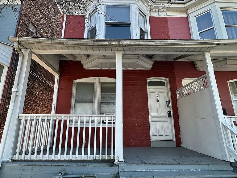 940 W Princess St — Photo 1