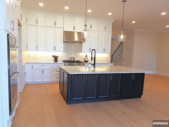 3rd image of 72 Woodmont Circle Riv