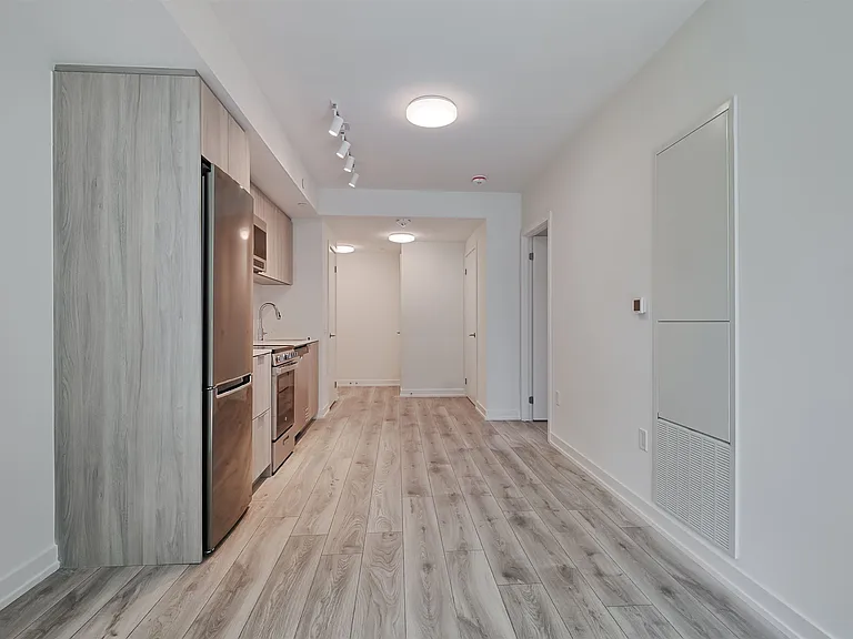 223 Redpath Ave — Photo 97