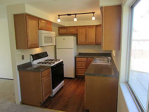 5th image of 805 Greenhaven Dr