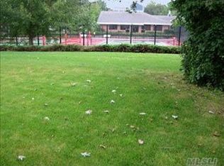 16 Plainview Ct, Ridge, NY 11961