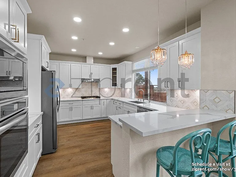 1001 Sandhurst Dr — Photo 8