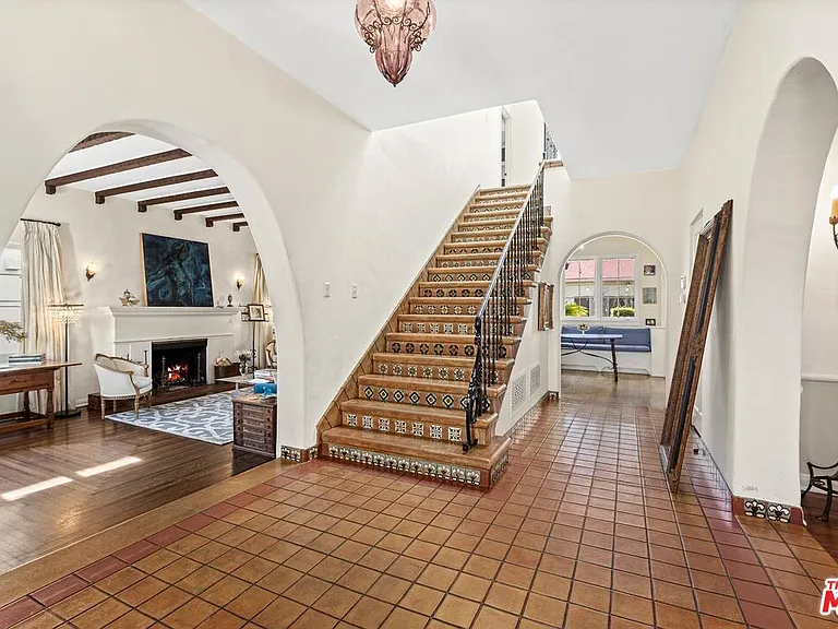 537 N June St — Photo 4