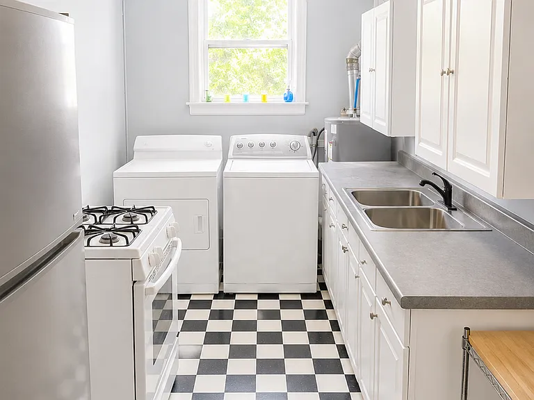 302 Harden St #B — Photo 3
