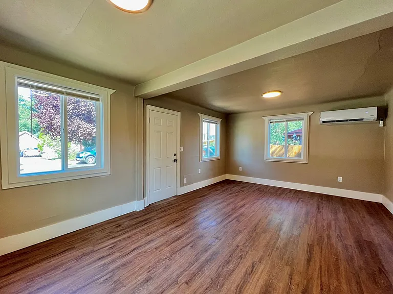 921 S 11th Ave — Photo 4