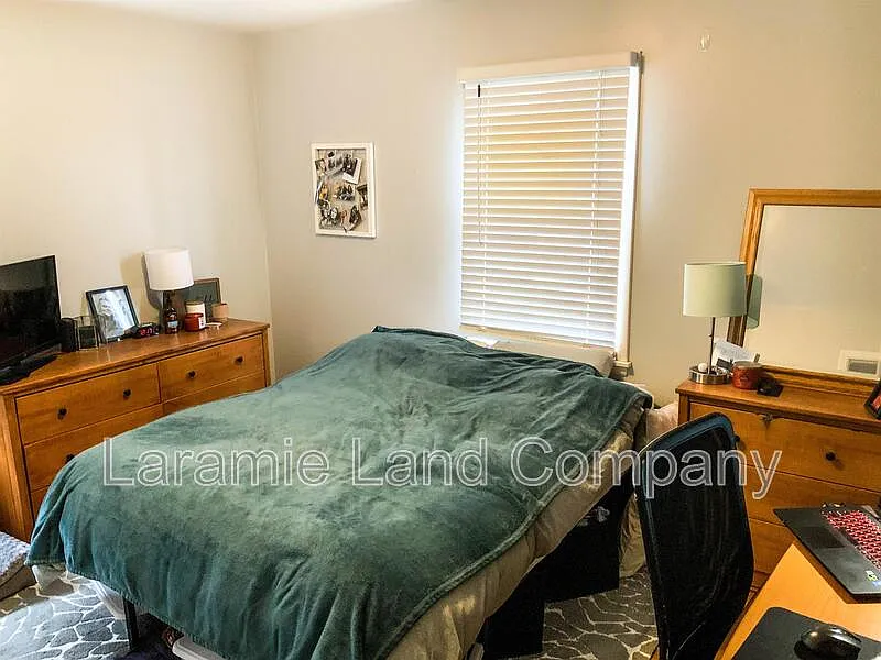 4 bed, 2.0 bath, 2028 sqft, $2,050 — Photo 2