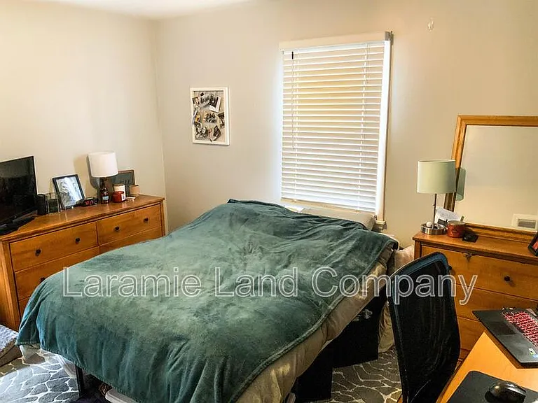1011 W Curtis St — Photo 2