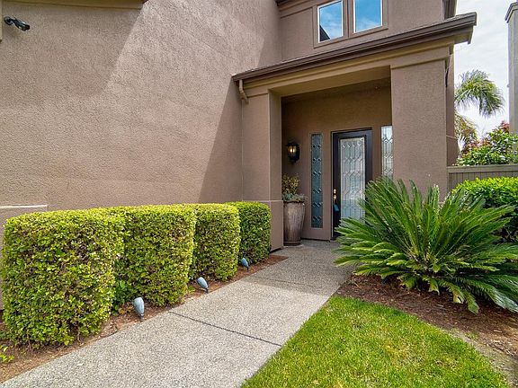 3rd image of 15 Watershore Cir