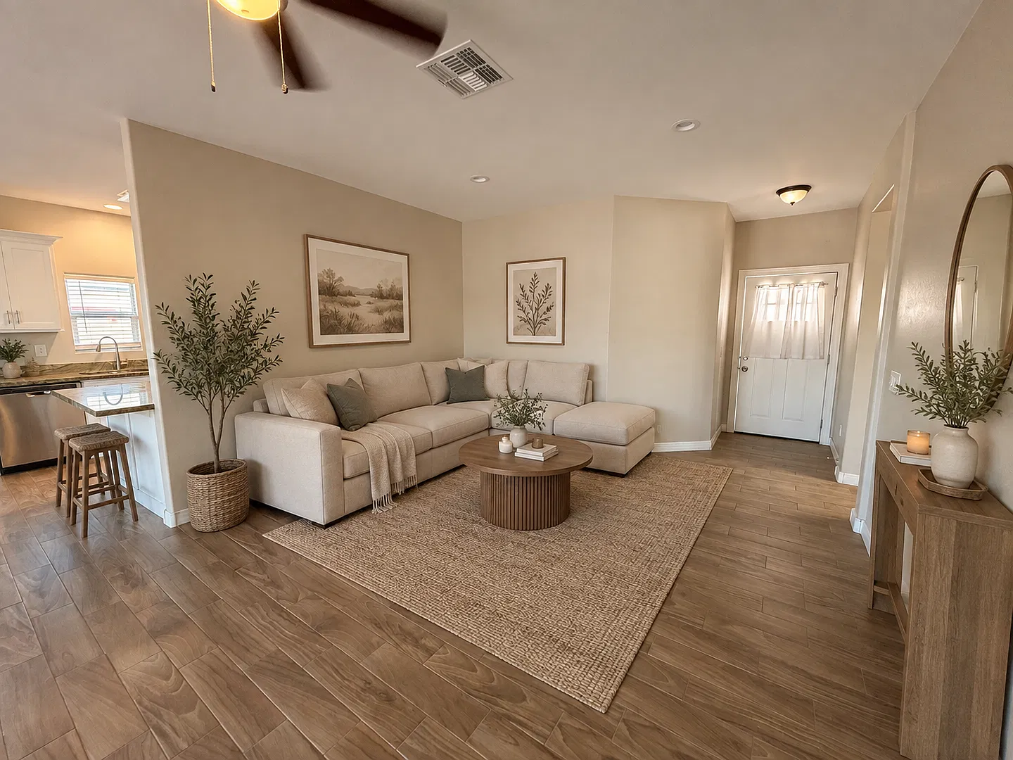 Beautiful 3 Bedroom with large fenced yard — Photo 3