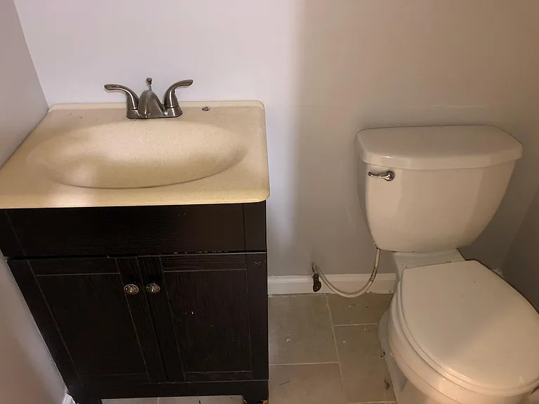 Full bath in basement studio