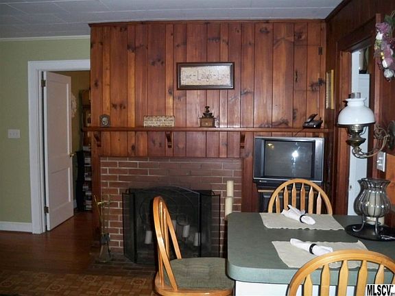 4th image of 809 Woodbine Pl NE