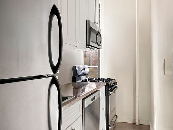 5th image of 140 W 79th St APT 10A