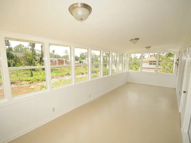 16 Windsor Dr — Photo 2